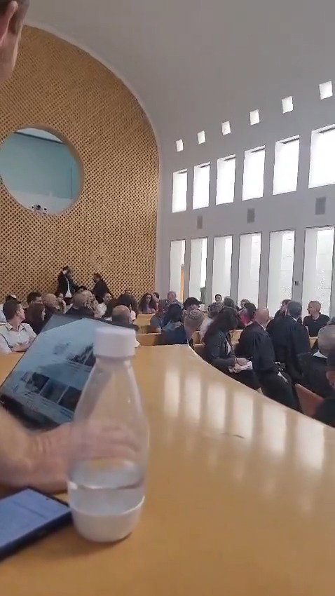 דרמה באולם