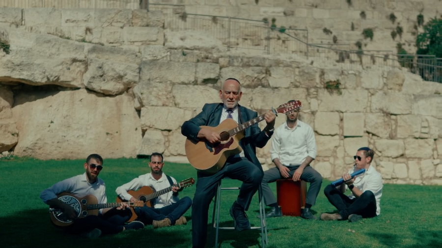 הרב צ'ייט שר ומנגן