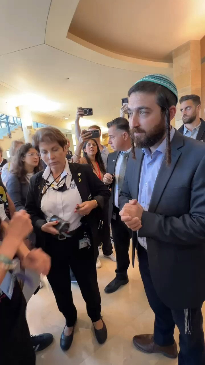 סוכות עם משפחות החטופים היום בכנסת