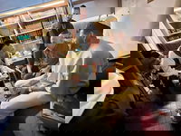 בן אל תבורי במעונו של הרב דב קוק | ארכיון