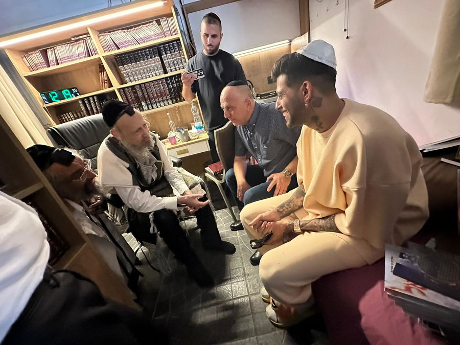 בן אל תבורי במעונו של הרב דב קוק | ארכיון