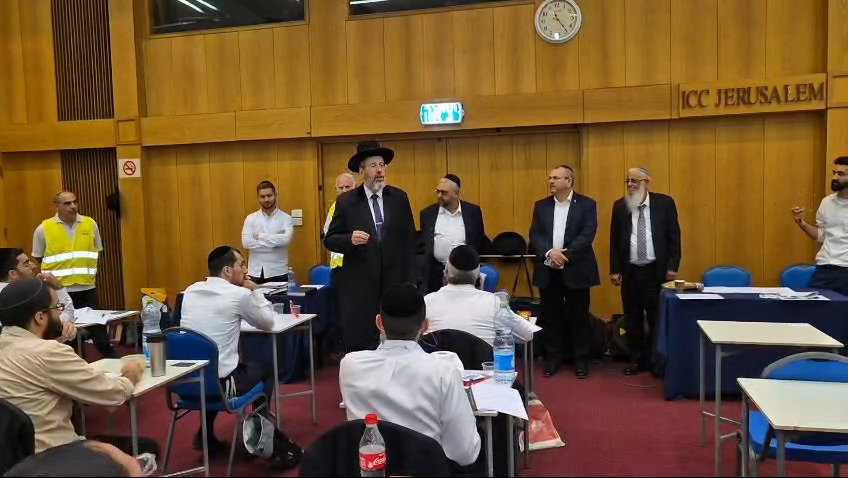 הרב הראשי עם הנבחנים