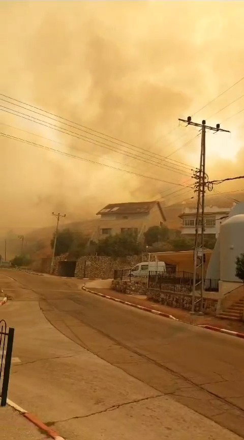 השריפות בקריית שמונה אחרי פגיעת הרקטות