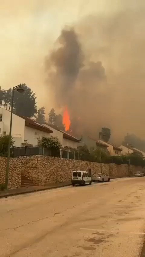 השריפות בקריית שמונה אחרי פגיעת הרקטות