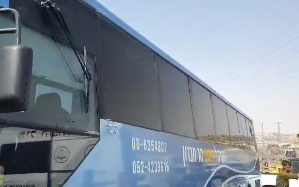 האוטובוס שנפגע בפיגוע הירי באזור קרית ארבע