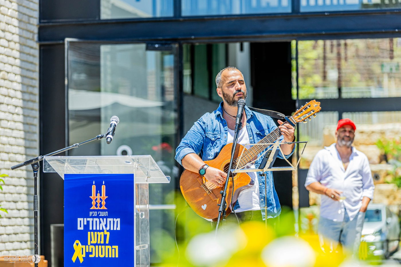 "מציל אנשים שתקועים בתוך בור": הציור המצמרר של אריאל ביבס