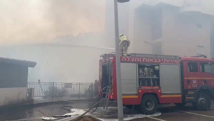 השריפות בקריית שמונה אחרי פגיעת הרקטות