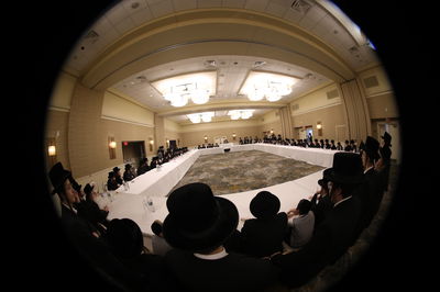 במסגרת ביקור בזק בארה"ב: האדמו"ר ערך טיש לנגידים 