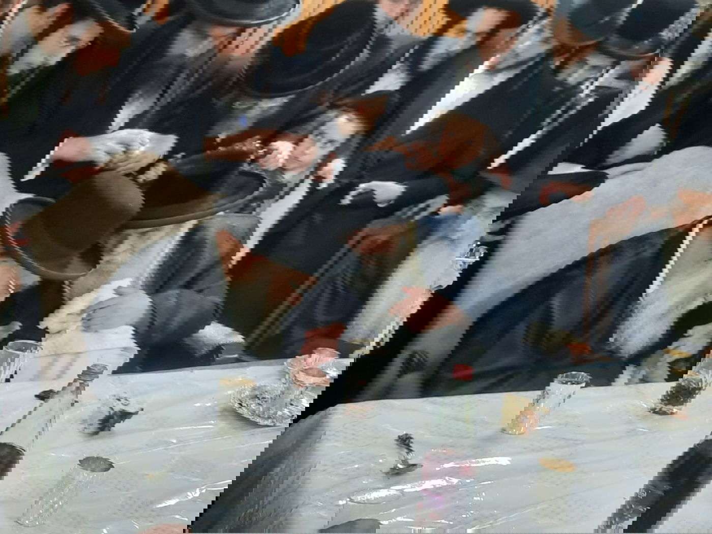 טיש הילולא בקרעטשניף, בכפר אתא 