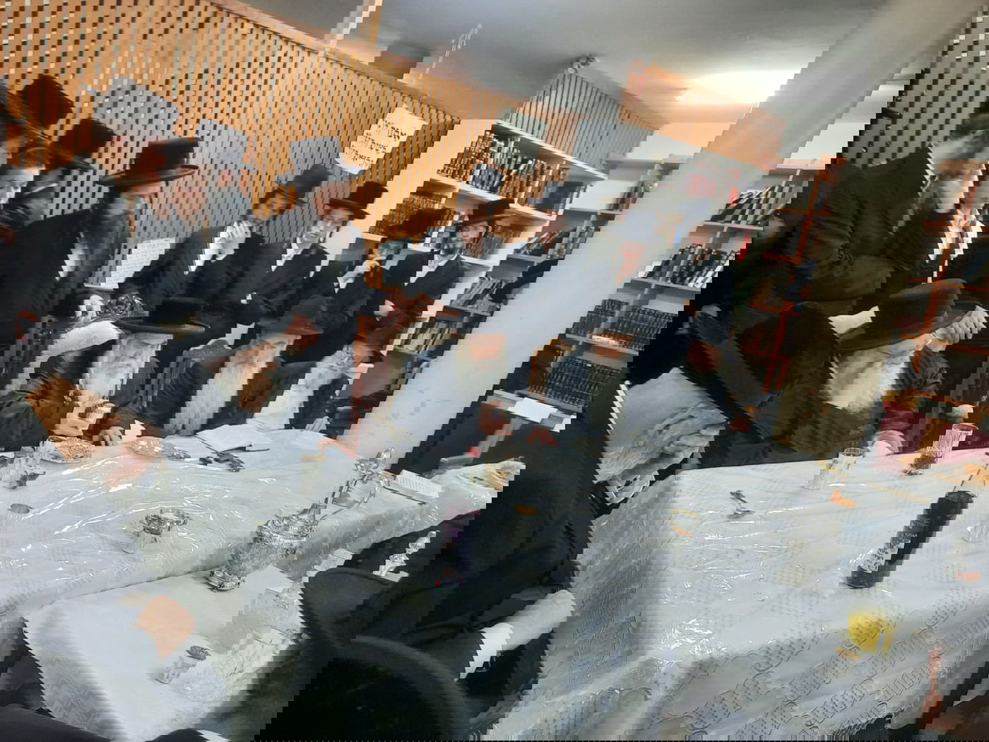 טיש הילולא בקרעטשניף, בכפר אתא 