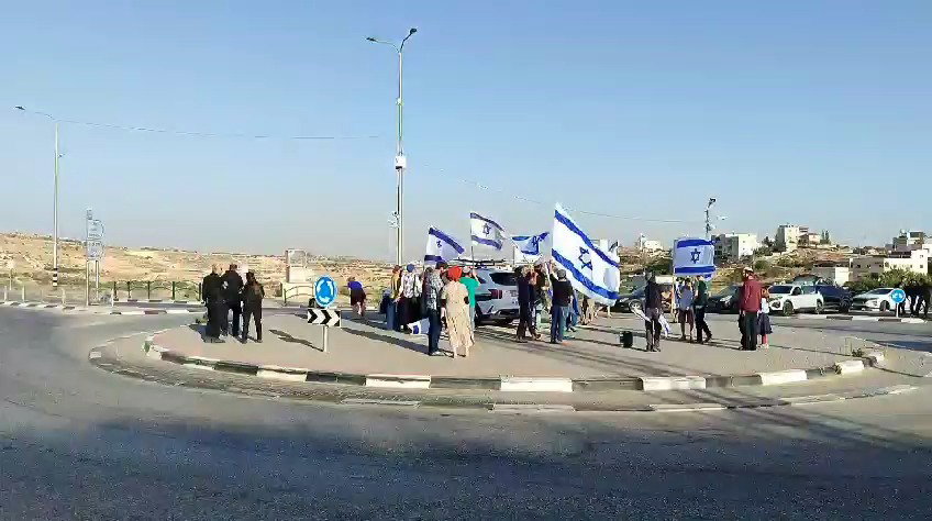 מפגינים מבית חגי על הכיכר | "מכשול בטחוני"