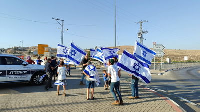 תושבים מבית חגי בדרום הר חברון מפגינים לאחר הפיגוע