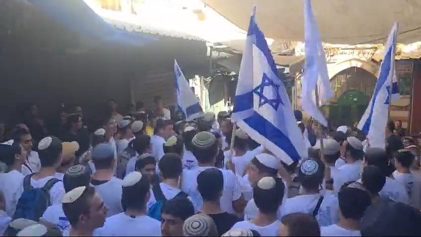 שירת "שיישרף לכם הכפר" ברחוב הגיא סמוך לשער שכם, במהלך צעדת הדגלים