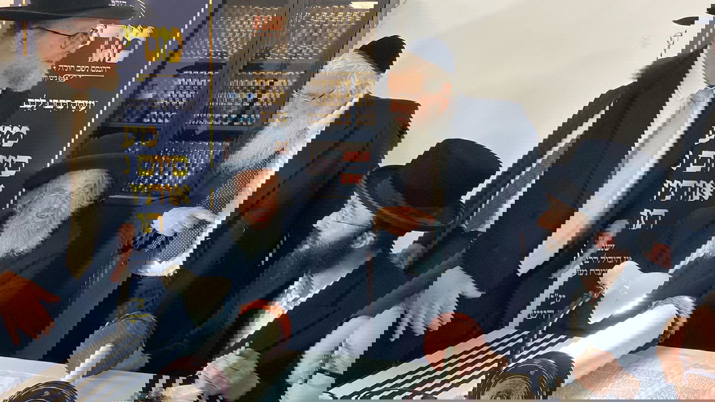 כתיבת אותיות בישיבת חברון