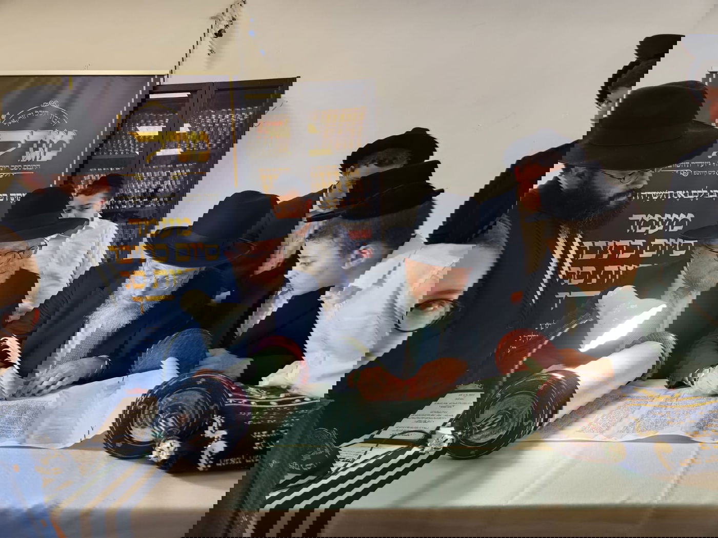 כתיבת אותיות בישיבת חברון