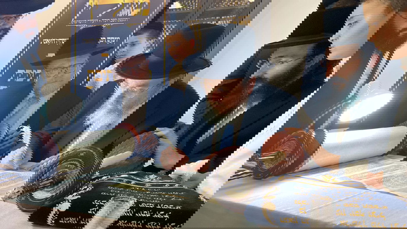 כתיבת אותיות בישיבת חברון