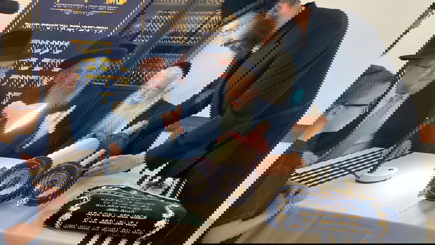 כתיבת אותיות בישיבת חברון