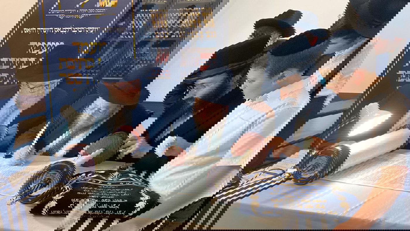 כתיבת אותיות בישיבת חברון