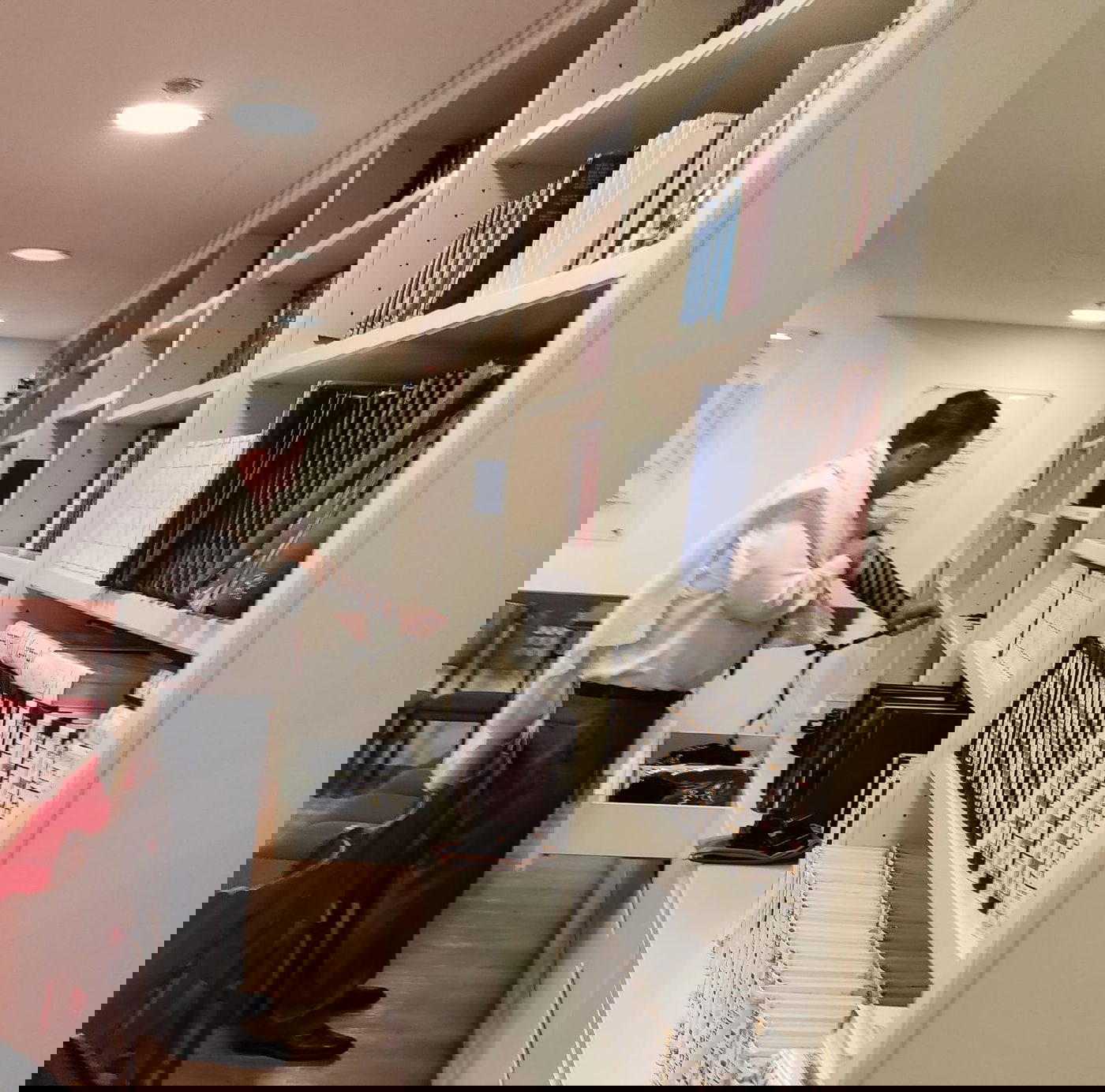 השר ישראל כץ מניח תפילין בתפילת שחרית בבנין הכנסת