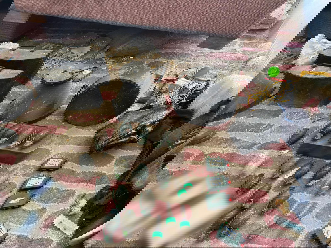 פיר בחדר ילדים, מטענים בשקיות של אונר״א | האויב ברפיח