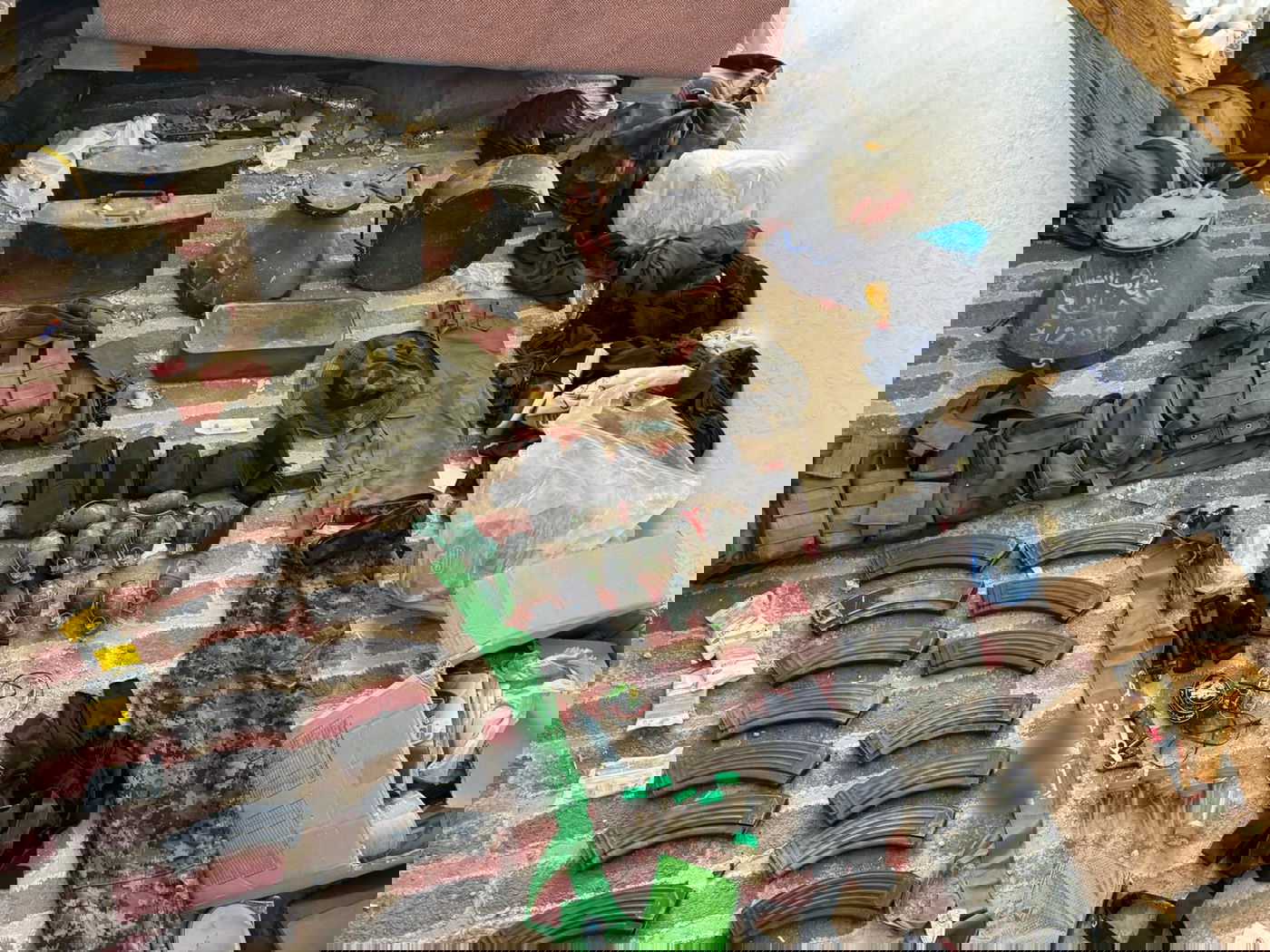 פיר בחדר ילדים, מטענים בשקיות של אונר״א | האויב ברפיח