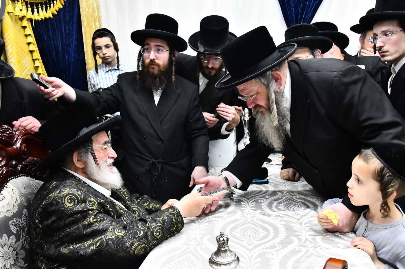 האדמו"ר מויז'ניץ בתפילת השל"ה