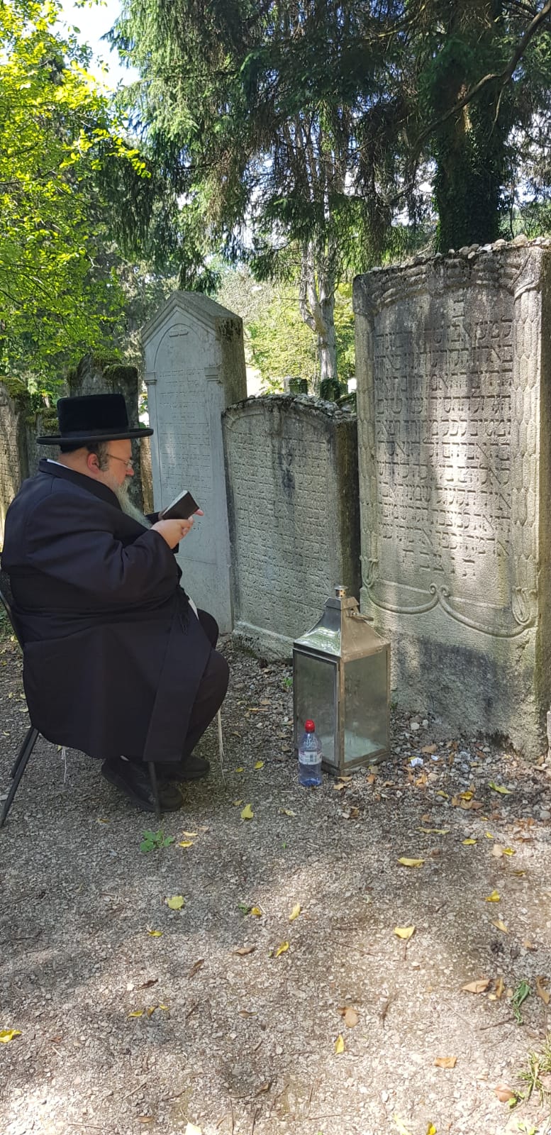 עליה לציון הגה"ק רבי רפאל ריס זצ"ל בשווייץ