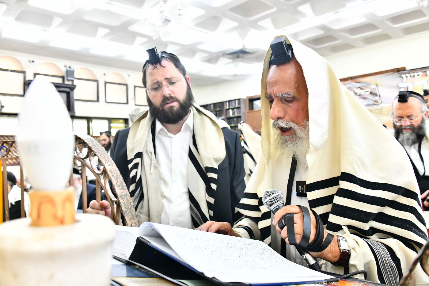 הגר"י זילברשטיין, והגר"ש מחפוד בתפילת השל"ה