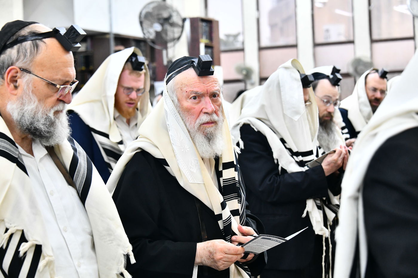 הגר"י זילברשטיין, והגר"ש מחפוד בתפילת השל"ה