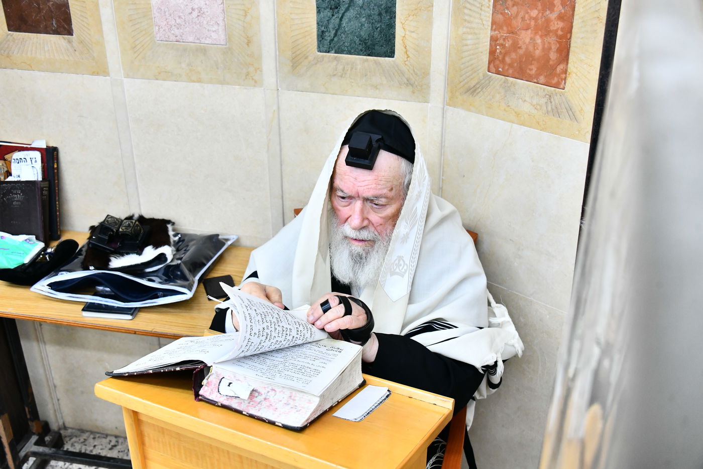 הגר"י זילברשטיין, והגר"ש מחפוד בתפילת השל"ה