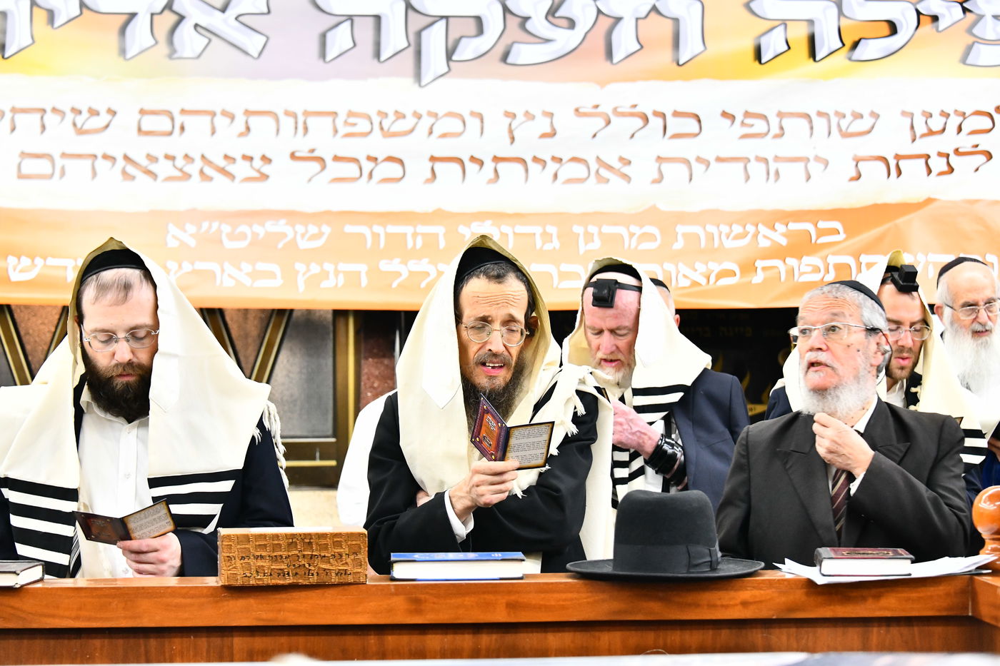 הגר"י זילברשטיין, והגר"ש מחפוד בתפילת השל"ה