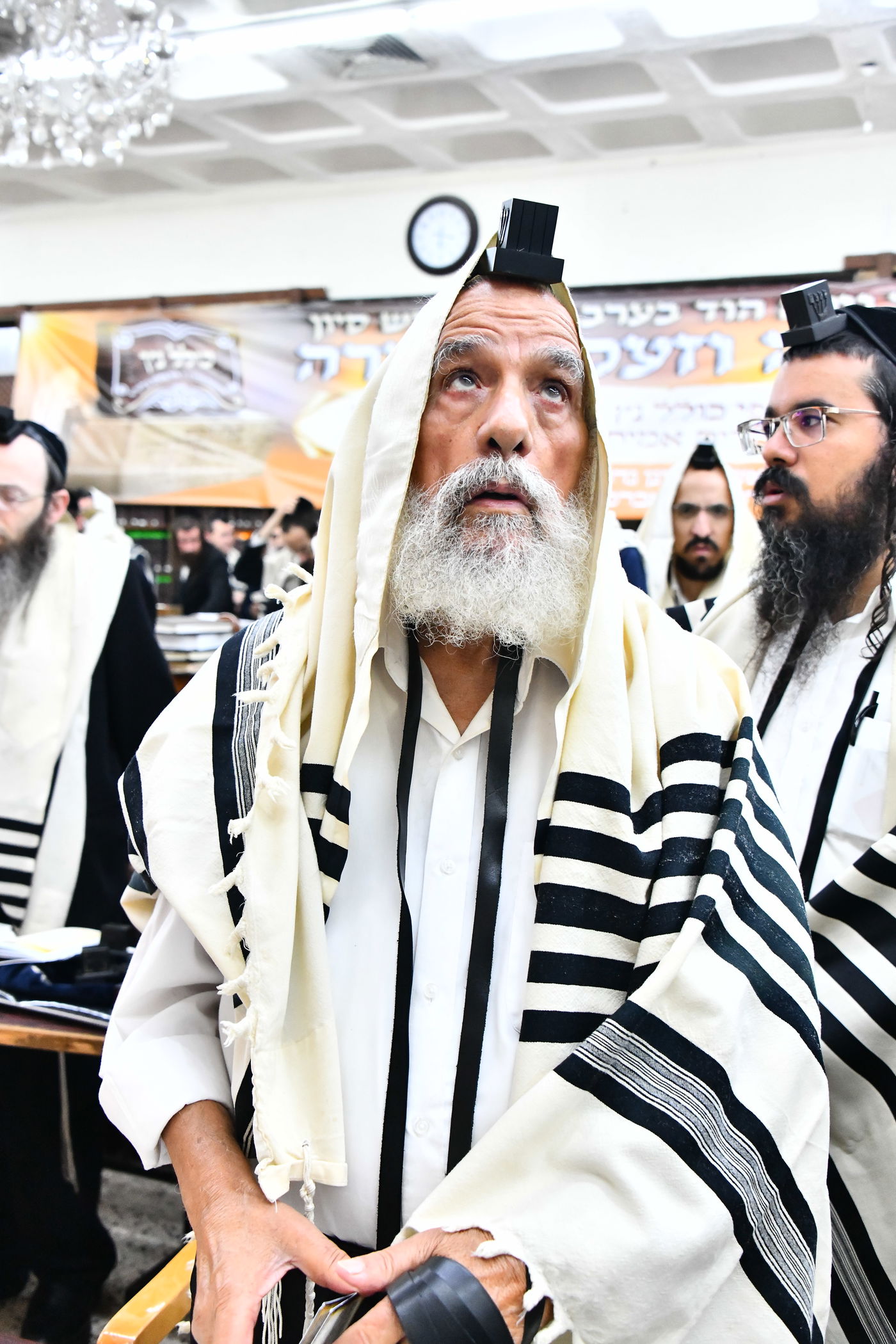 הגר"י זילברשטיין, והגר"ש מחפוד בתפילת השל"ה