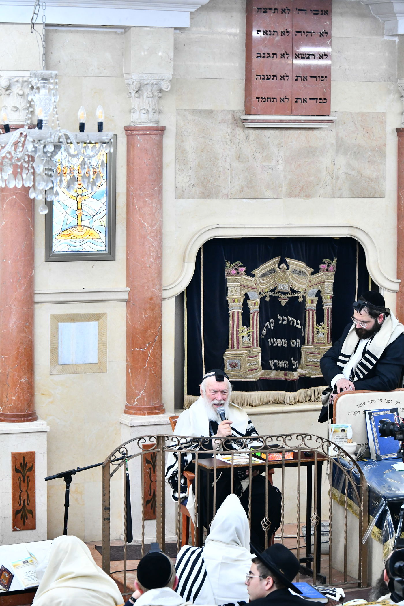 הגר"י זילברשטיין, והגר"ש מחפוד בתפילת השל"ה