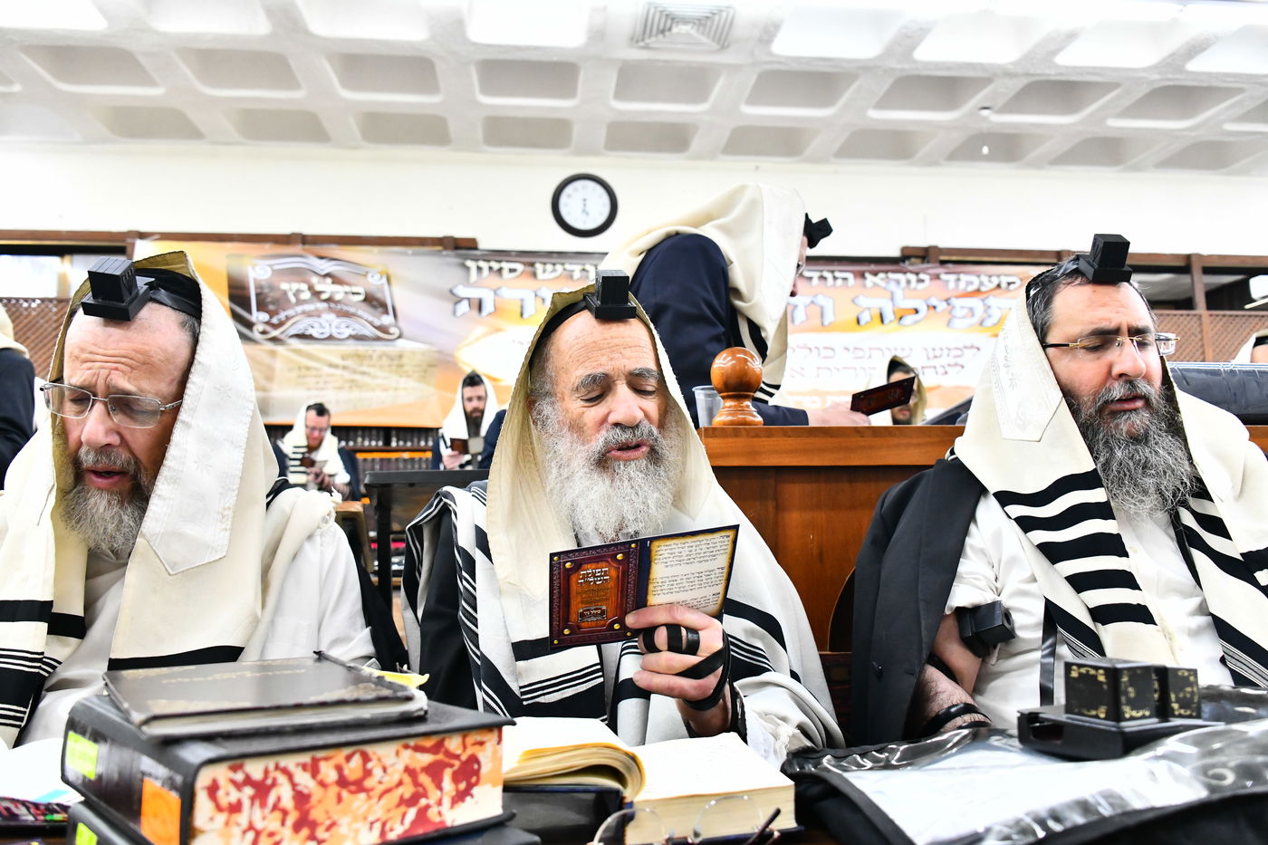 הגר"י זילברשטיין, והגר"ש מחפוד בתפילת השל"ה