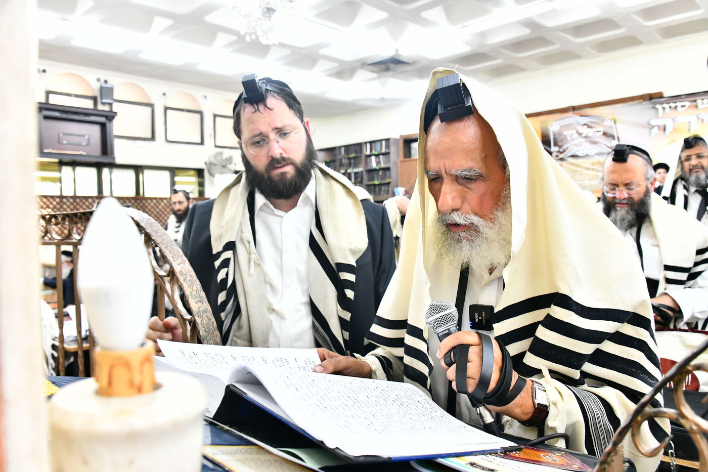 הגר"י זילברשטיין, והגר"ש מחפוד בתפילת השל"ה