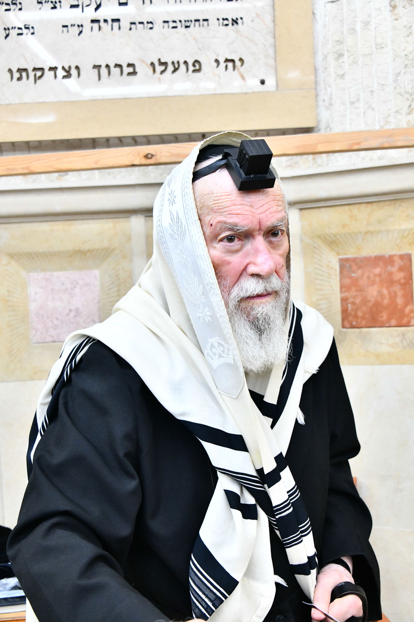 הגר"י זילברשטיין, והגר"ש מחפוד בתפילת השל"ה