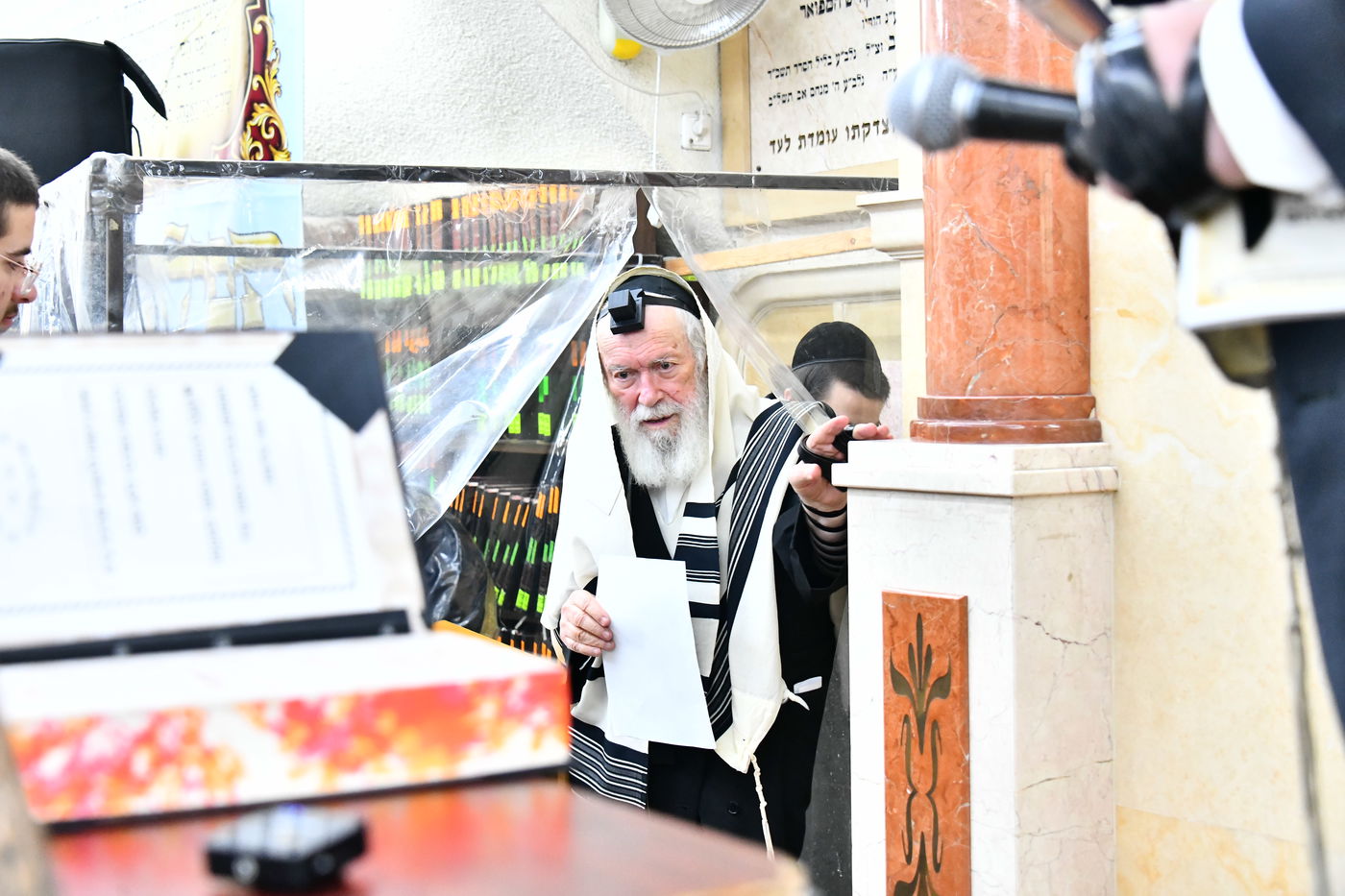 הגר"י זילברשטיין, והגר"ש מחפוד בתפילת השל"ה