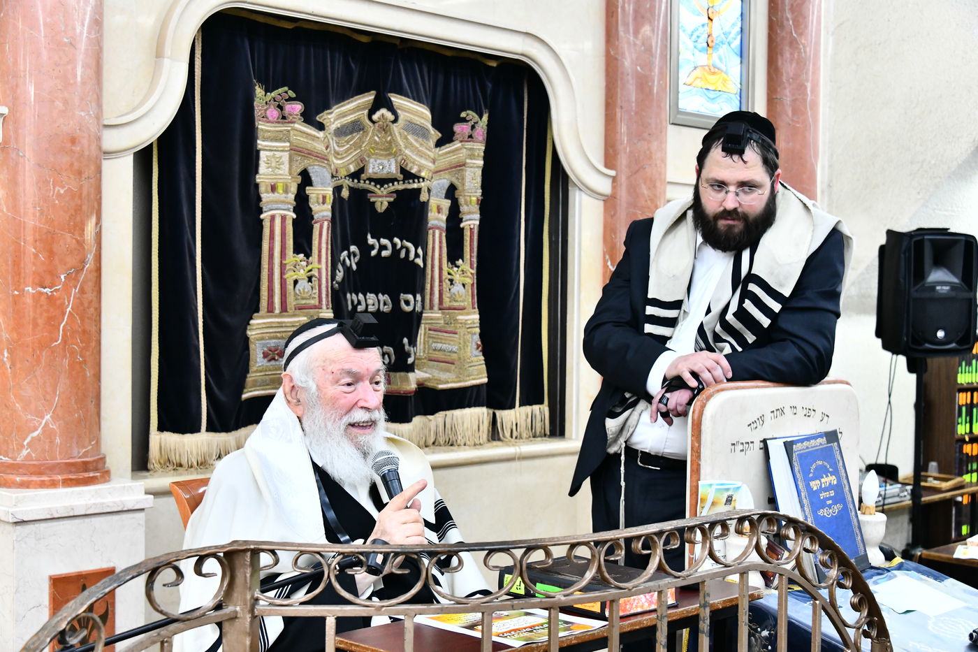 הגר"י זילברשטיין, והגר"ש מחפוד בתפילת השל"ה