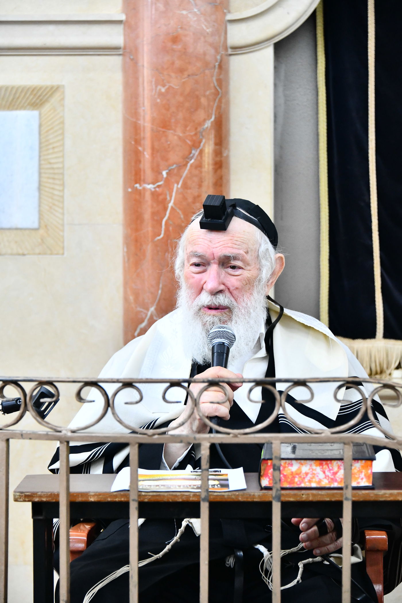 הגר"י זילברשטיין, והגר"ש מחפוד בתפילת השל"ה