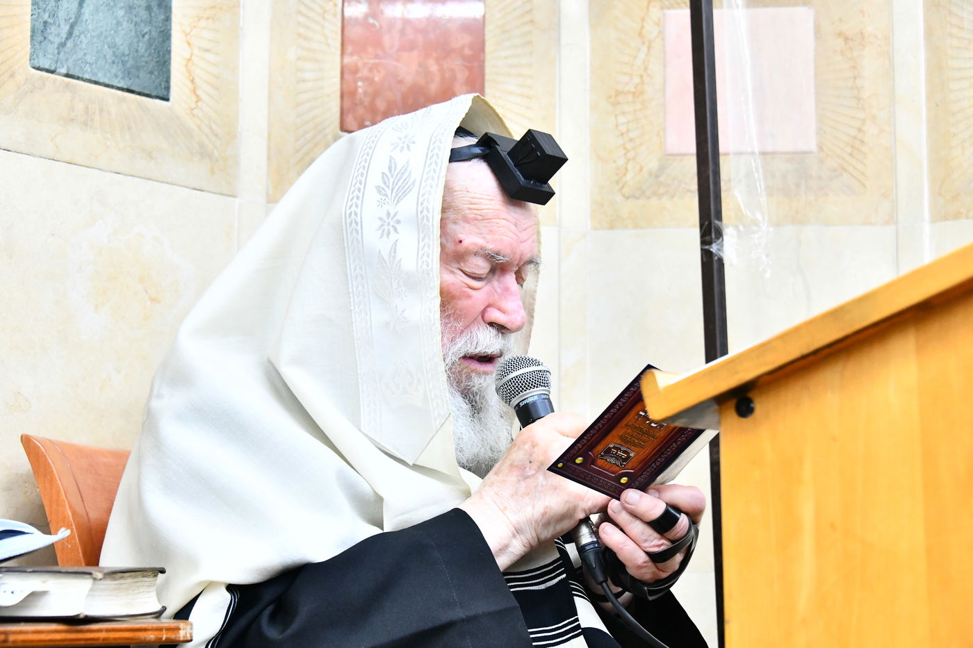 הגר"י זילברשטיין, והגר"ש מחפוד בתפילת השל"ה