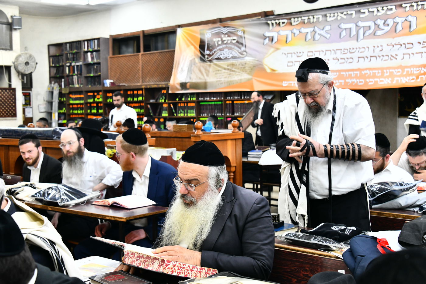 הגר"י זילברשטיין, והגר"ש מחפוד בתפילת השל"ה