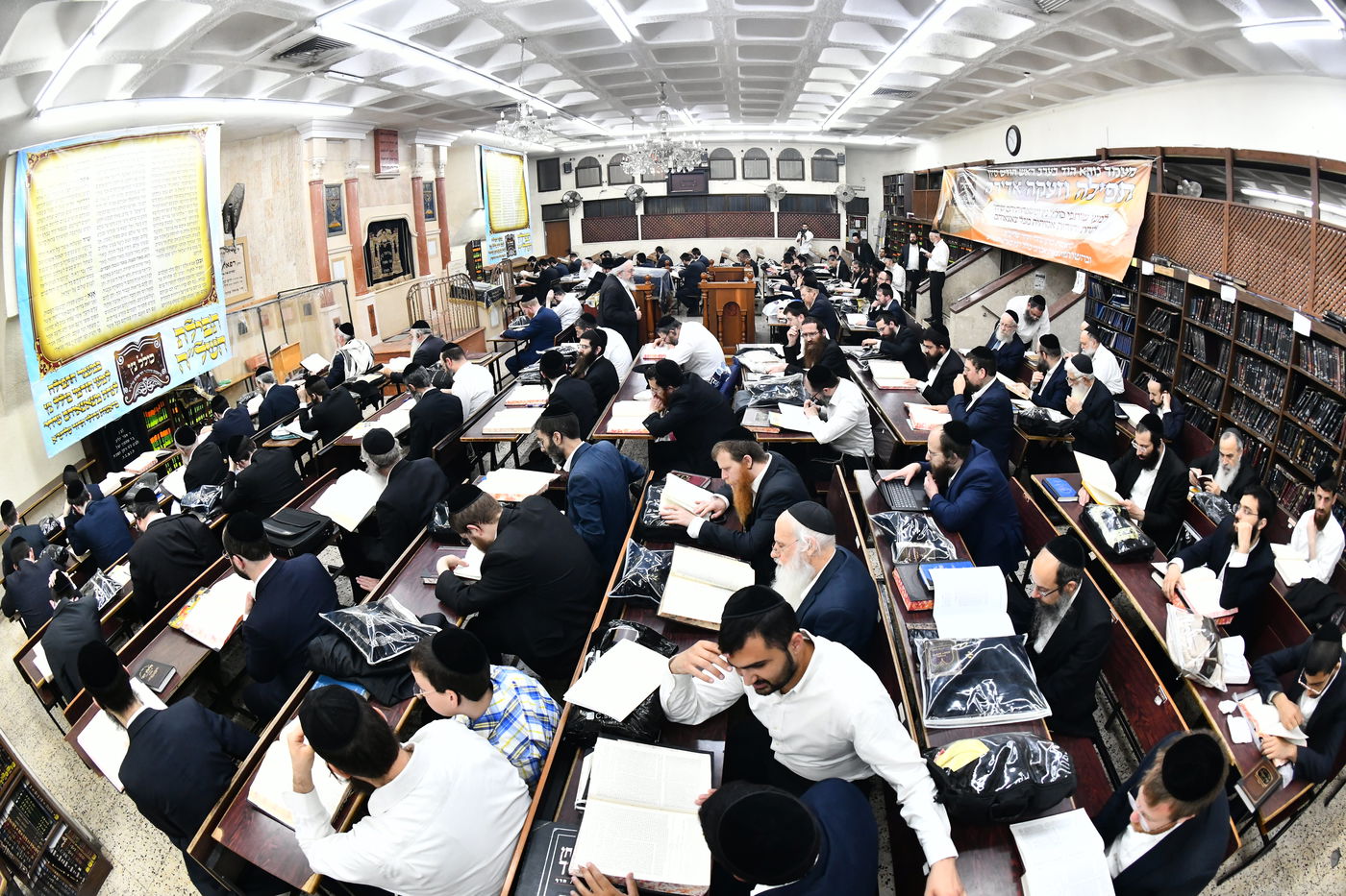 הגר"י זילברשטיין, והגר"ש מחפוד בתפילת השל"ה