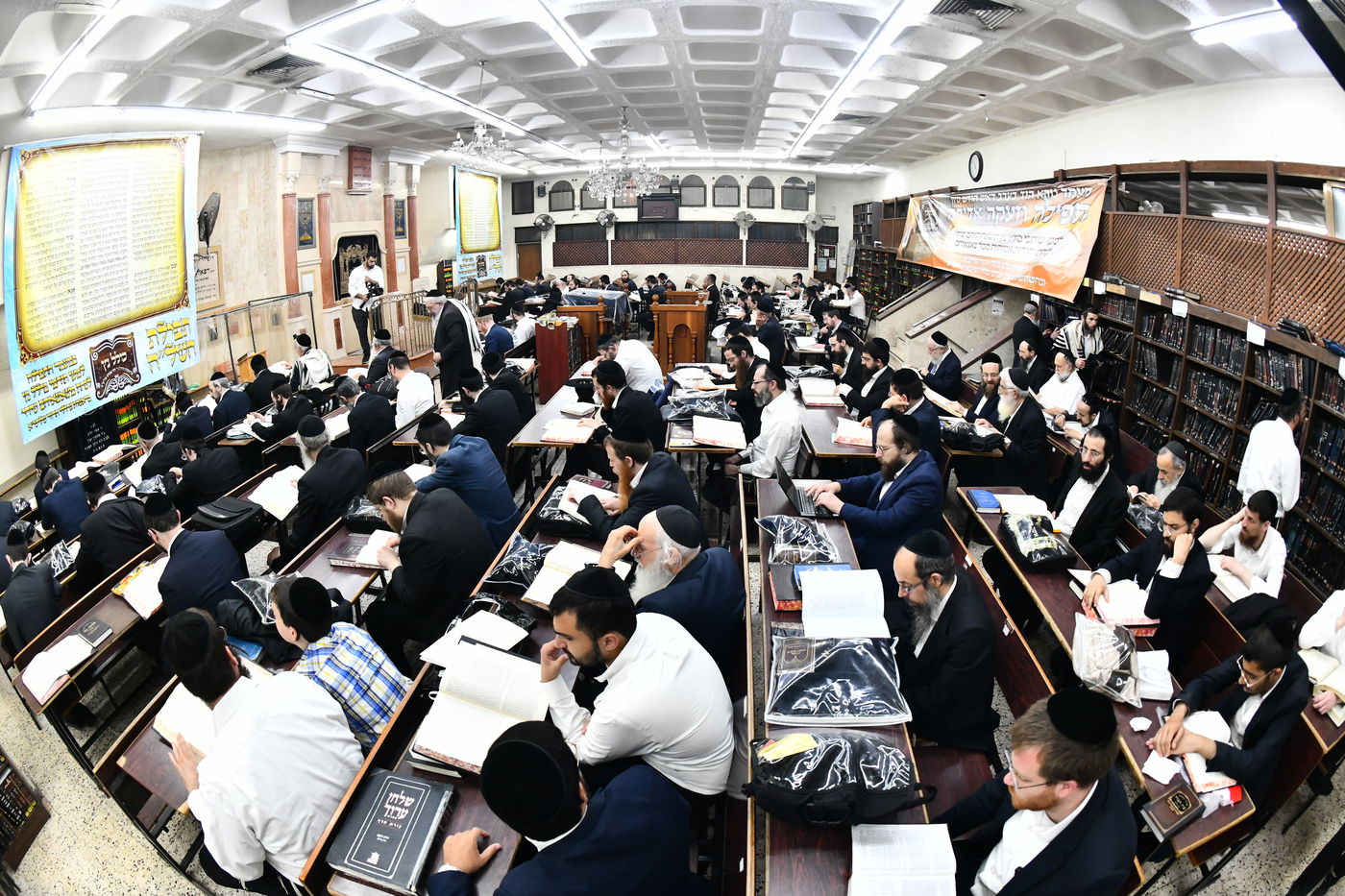 הגר"י זילברשטיין, והגר"ש מחפוד בתפילת השל"ה