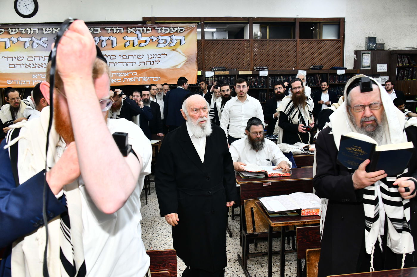 הגר"י זילברשטיין, והגר"ש מחפוד בתפילת השל"ה