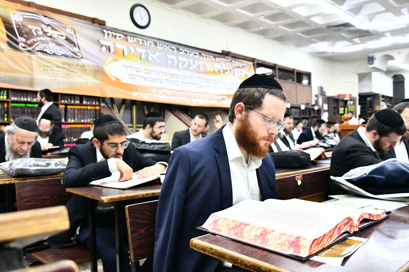 הגר"י זילברשטיין, והגר"ש מחפוד בתפילת השל"ה