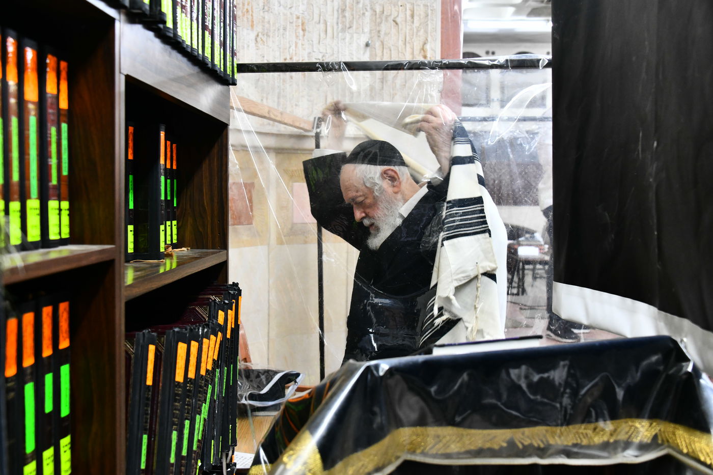 הגר"י זילברשטיין, והגר"ש מחפוד בתפילת השל"ה