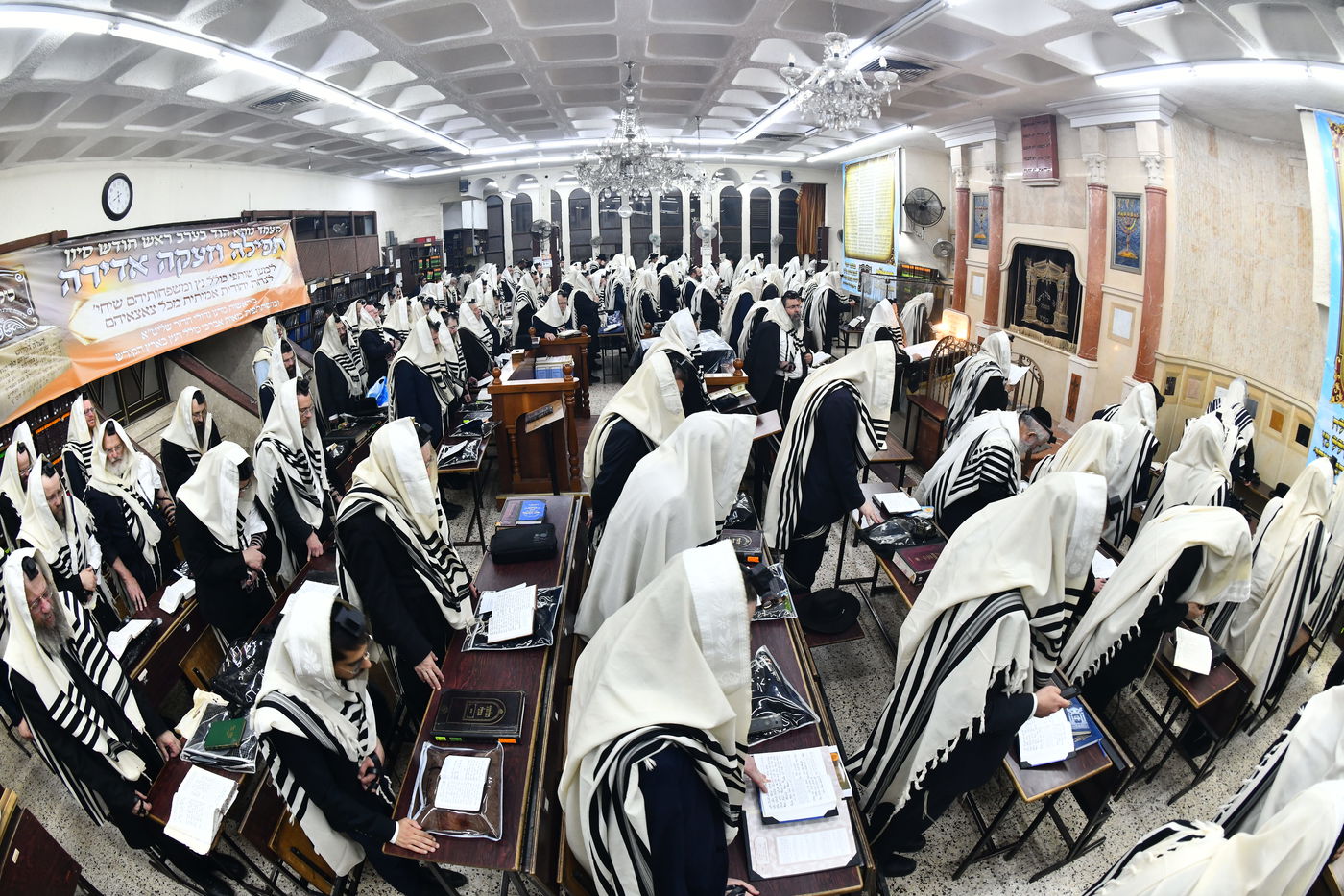 הגר"י זילברשטיין, והגר"ש מחפוד בתפילת השל"ה