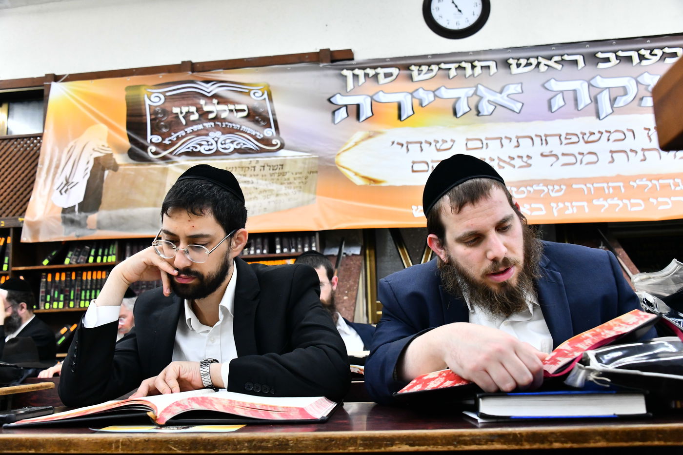 הגר"י זילברשטיין, והגר"ש מחפוד בתפילת השל"ה