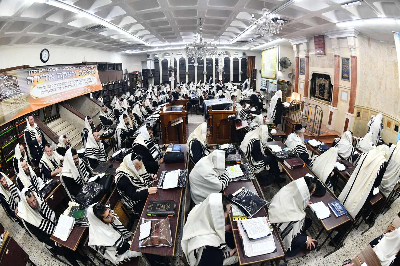 הגר"י זילברשטיין, והגר"ש מחפוד בתפילת השל"ה