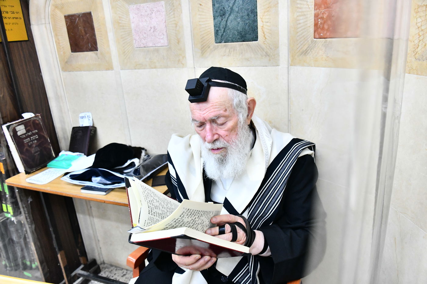 הגר"י זילברשטיין, והגר"ש מחפוד בתפילת השל"ה